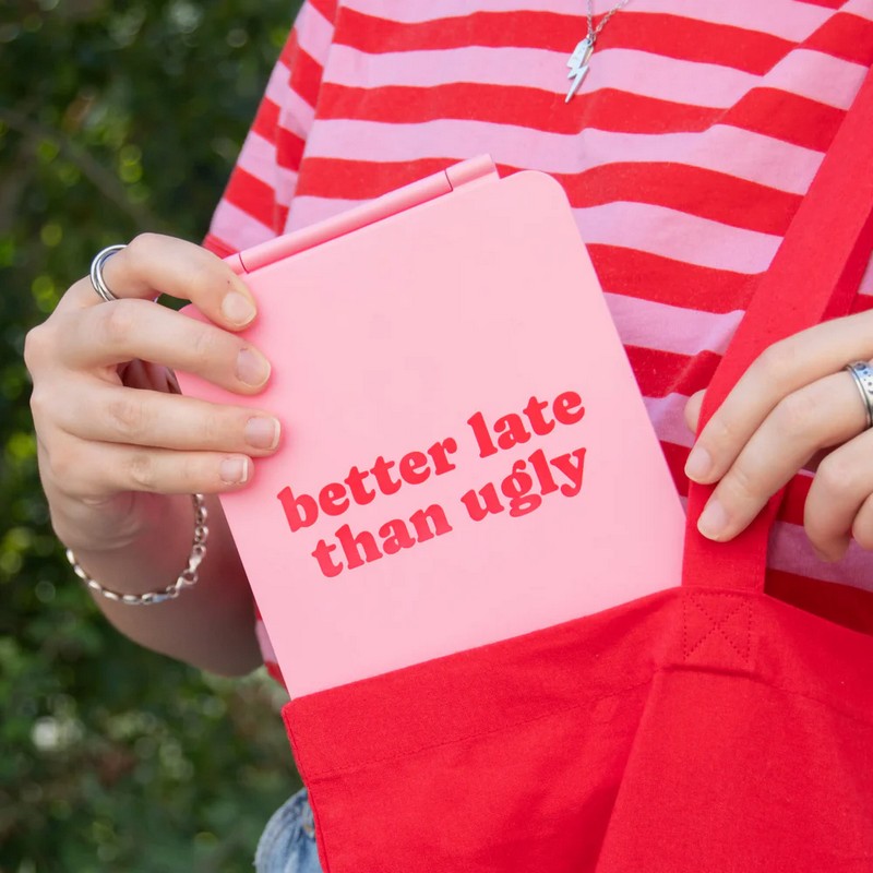 Specchio con luce (3 modalità con controllo touch) portatile a forma di tablet rosa con scritta “Better late than ugly”, un'utilissima idea regalo donna o per Natale